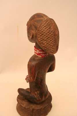 Tabwa.(statue), d`afrique : Rép.démoncratique du Congo., statuette Tabwa.(statue), masque ancien africain Tabwa.(statue), art du Rép.démoncratique du Congo. - Art Africain, collection privées Belgique. Statue africaine de la tribu des Tabwa.(statue), provenant du Rép.démoncratique du Congo., 1293/5070.Statuette tabwa.H.34cm.,sur socle rond de diam.12cm.,représentant une ancêtre les cheveux en chignon,accroupie,les deux mains posés sur les hanches.Elle porte des colliers de très fines perles blanches et rouges autour du cou,de la cheville,et du bras.Des scarifications sur la tête,le corps et les bras.1ère moitié du 20eme sc.
bois,perles,cauries.(MINGA)

Oud Tabwa beeld 34cm.h.Het stelt een vrouwelijke voorouder voor neergehurkt,met haar handen op haar buik.De ogen gemaakt met cauries.Ze draagt rode en witte pareltjes rond haar hals,haar pols en haar enkel.Ze heeft scarificaties op haar lichaam en in haar aangezicht.De haartooi is een haarwrong.1ste helft 20ste eeuw.

 . art,culture,masque,statue,statuette,pot,ivoire,exposition,expo,masque original,masques,statues,statuettes,pots,expositions,expo,masques originaux,collectionneur d`art,art africain,culture africaine,masque africain,statue africaine,statuette africaine,pot africain,ivoire africain,exposition africain,expo africain,masque origina africainl,masques africains,statues africaines,statuettes africaines,pots africains,expositions africaines,expo africaines,masques originaux  africains,collectionneur d`art africain